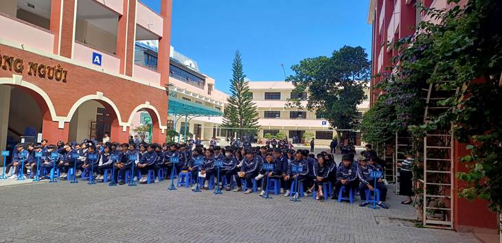 TẬP HUẤN PHÒNG CHÁY CHỮA CHÁY CHO CÁN BỘ, GIÁO VIÊN, NHÂN VIÊN VÀ HỌC SINH KHỐI 10, 11  TRƯỜNG THCS&THPT CHI LĂNG
