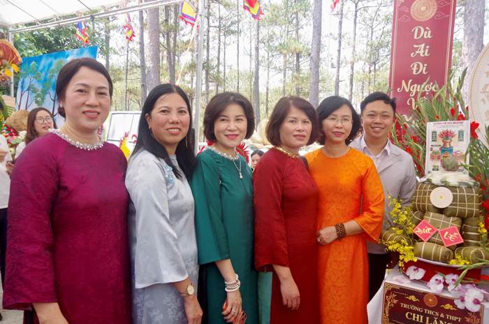 Tập thể giáo viên tham gia hội thi